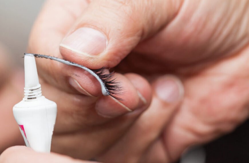 How To Remove Eyelash Glue: Best Practices For Clean Lashes